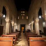Immersi in quest�atmosfera amena, veniamo avvicinati dall�architetto autore del restyling, che ci svela un �segreto�: �Al di sotto delle lastre pavimentali abbiamo trovato tracce di alcune strutture che non conoscevamo: forse sono la testimonianza di una chiesa ancora pi� antica che sorgeva in questo punto�